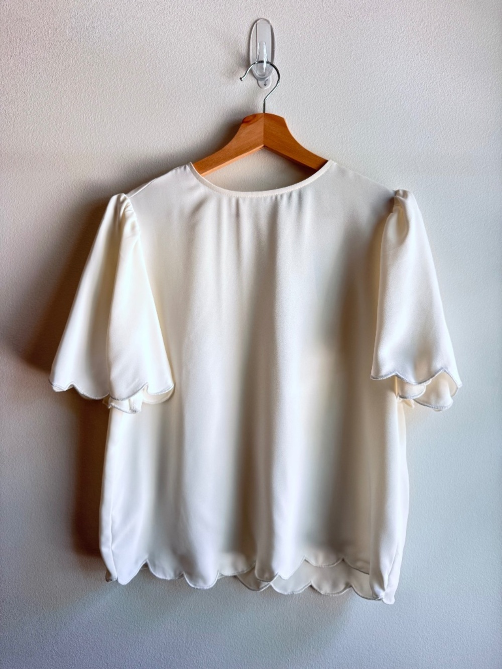 Express Women's Ivory Scalloped Short Sleeve Blouse Size Medium M NWT